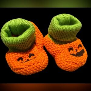 NWOT Crochet Pumpkin Booties 0-3 months